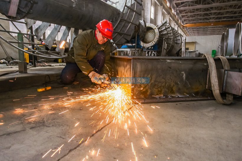 两通通风管道工人操作现场