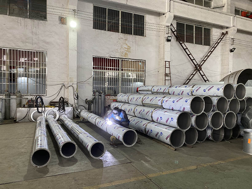 两通通风管道公司加班加点制作焊接风管用于环保设备配套